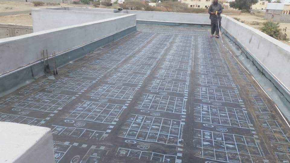 العزل المائي للأسطح الخرسانية يحمي المباني من تسرب المياه والرطوبة.