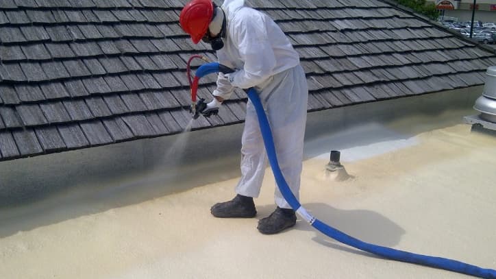 تركيب عوازل شينكو وفوم أفضل أنواع العوازل لحماية الأسطح من العوامل الجوية والمياه.