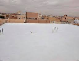 فوم العزل المائي يعزز حماية الأسطح ضد الرطوبة والتسربات المائية.