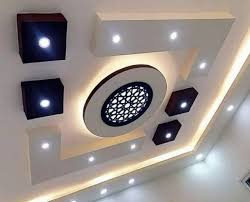 مع الجبس بورد، يمكنك تصميم أسقف متميزة مع إضاءة مخفية لجعل المكان أكثر أناقة.